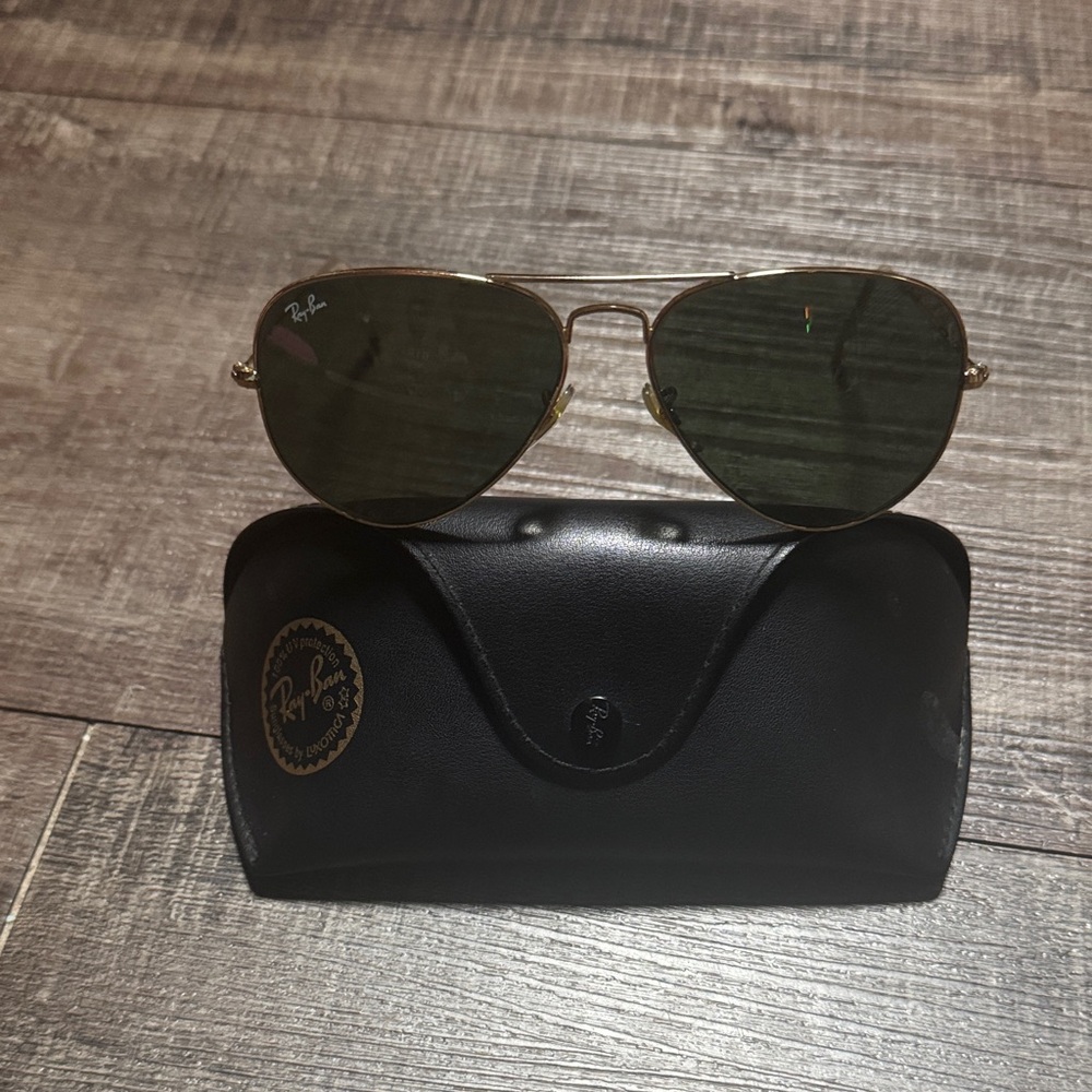 Ray-Ban RB3025 Gold Aviator Sunglasses with Black Case